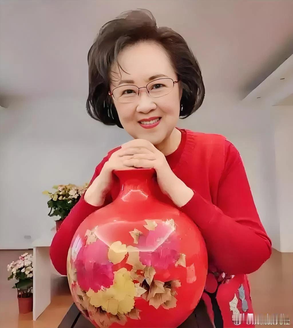 现代诗•《读琼瑶遗书有感于翩然》

她，翩然离去，
如雪花般轻盈，无迹，
却留下