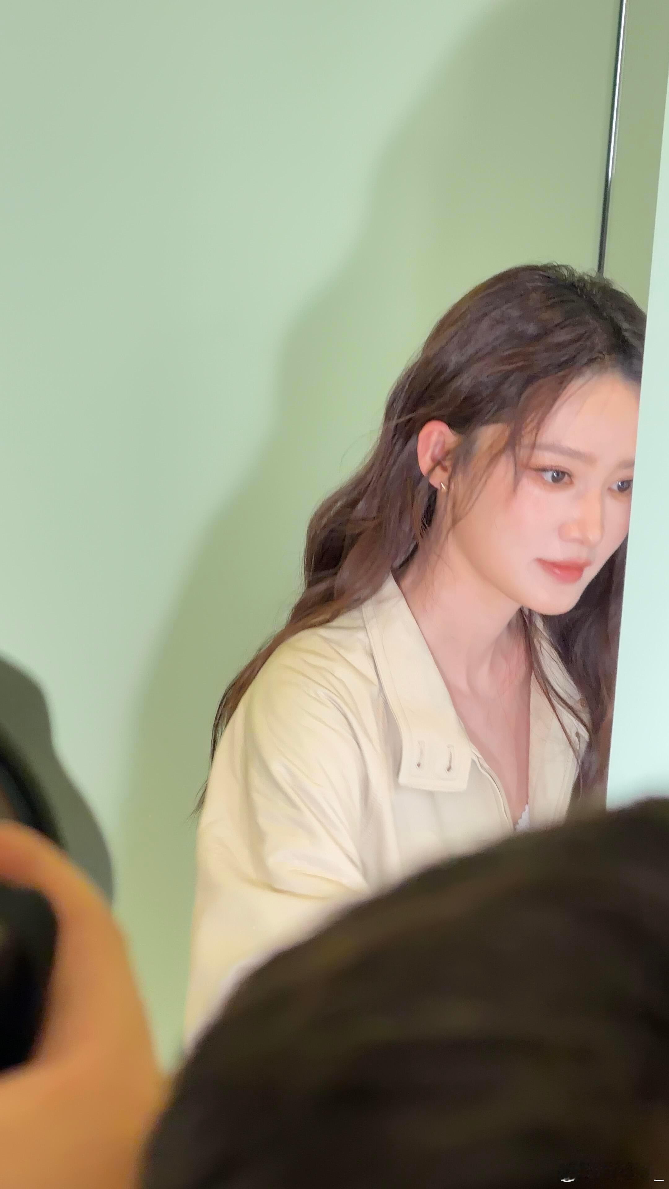 今天的妆容和发型都很好看，李沁全肯定😜 