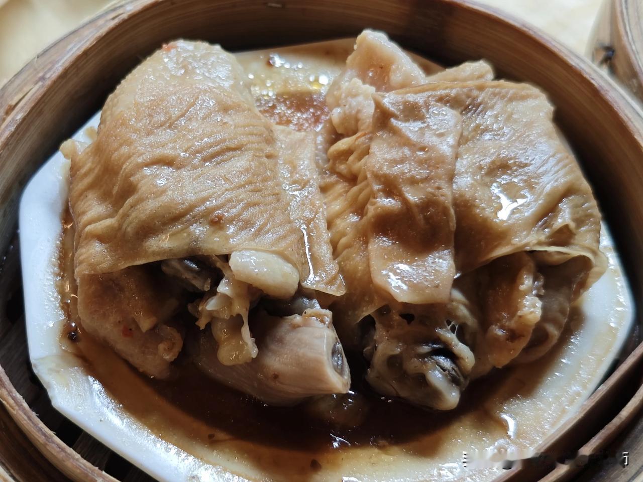 今天去中山打猎，偶然发现老式广东茶楼
满满都是老广的味道，也是我童年的记忆。
老