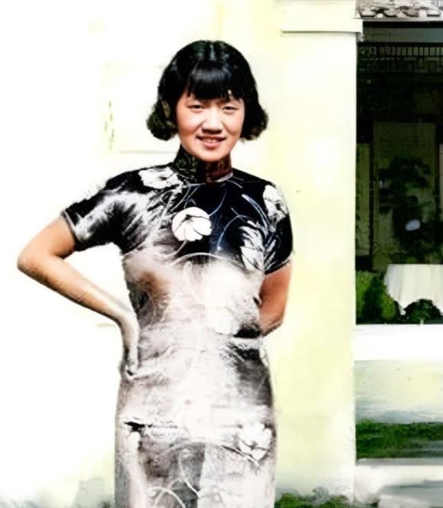 1951年，徐静斐去探望生病的父亲徐悲鸿，看到28岁的继母廖静文吃窝头就咸菜，顿