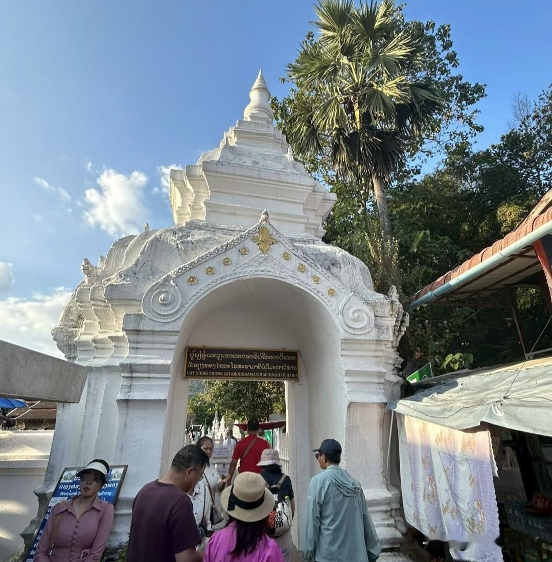 老挝香通寺是琅勃拉邦最宏伟的一座寺院，选址在湄公河附近，其中的大殿代表了经典的琅