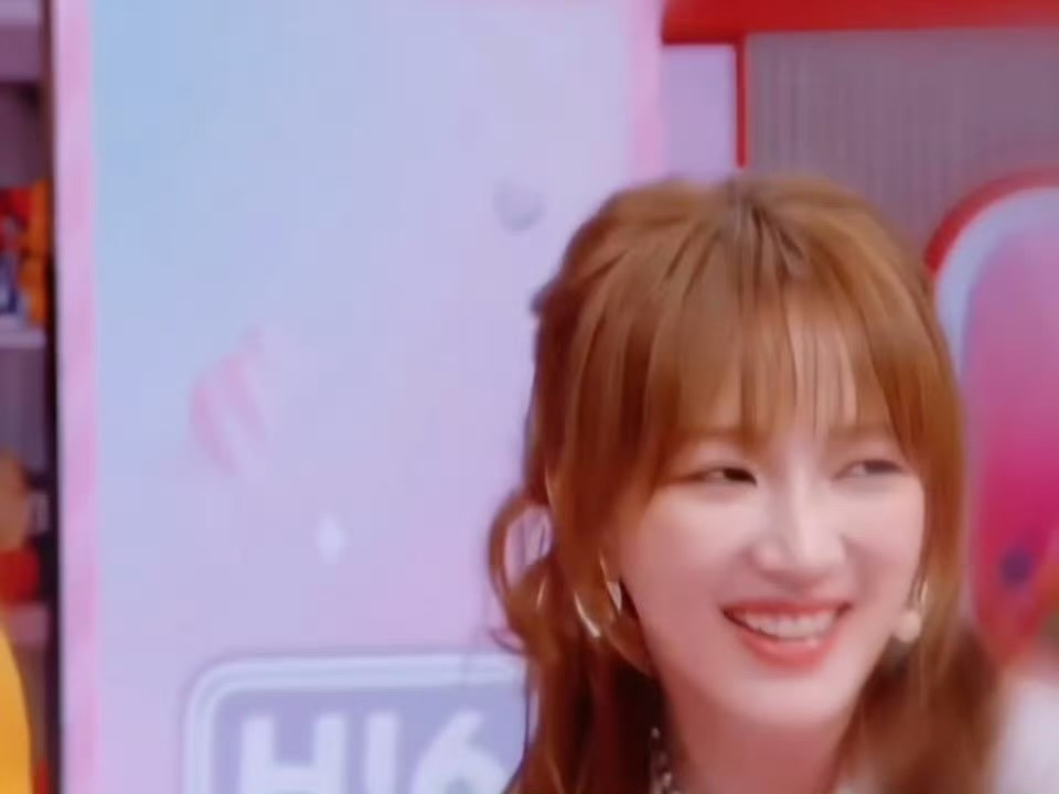 孟佳赖伟明对视这段其实心动的还有第三个人！李雪琴的嗑一脸的表情给我笑不行了