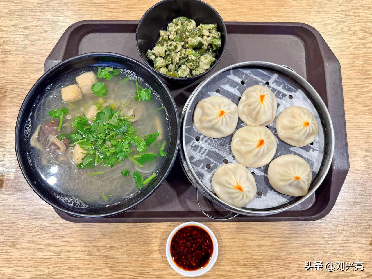 飞机上睡觉也会坐过站？本来要去上海的，一觉醒来竟然到了南京[呲牙]我猜可能是机长