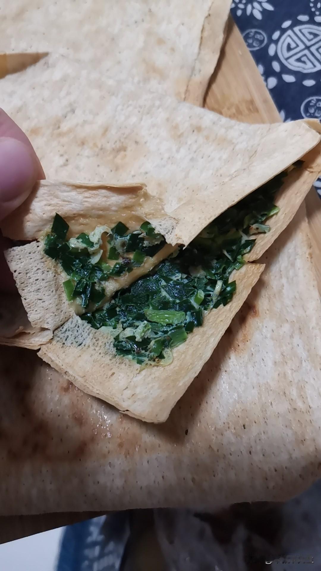 临沂摊煎饼，最朴实的摊煎饼就是老娘鏊子摊煎饼。
    小时候家里人口多，老母亲