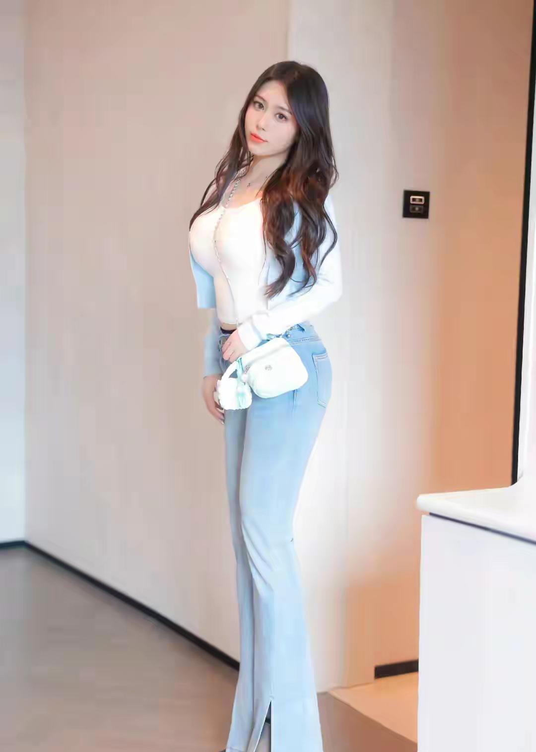 优雅气质穿搭，浅蓝色牛仔裤搭配白色短款上衣，简约时尚！