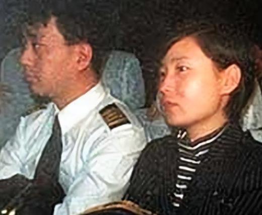 1998年，国航机长袁斌只因为不满分房制度，携带着妻子，驾驶载有95名乘客的飞机