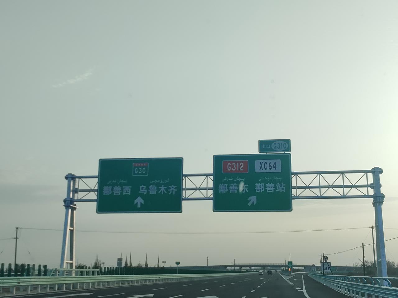 来到鄯善
经过百里风区

路上的骑手
最是辛苦的呀

鄯善古国
已然消失在历史的