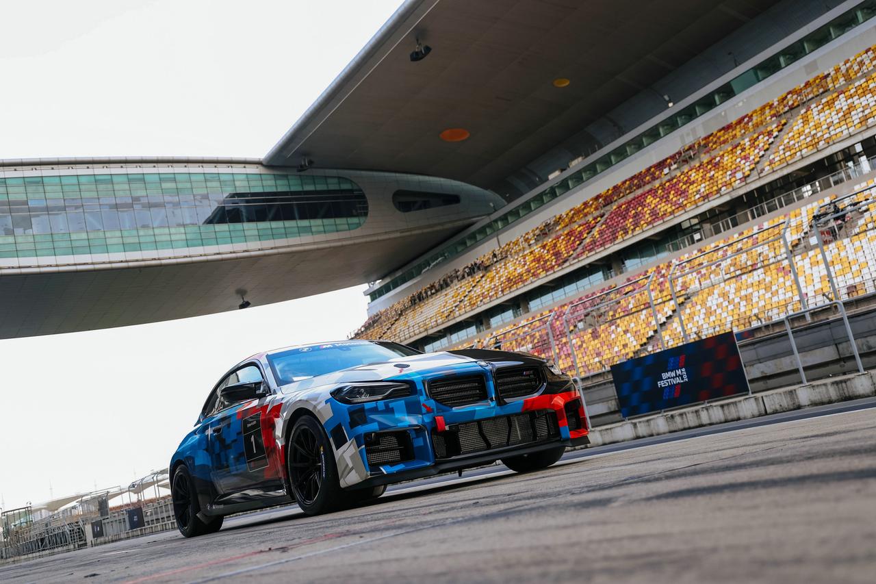 宝马精英驾驶培训要上真赛车了！2027 年 BMW M2 Racing 正式加入