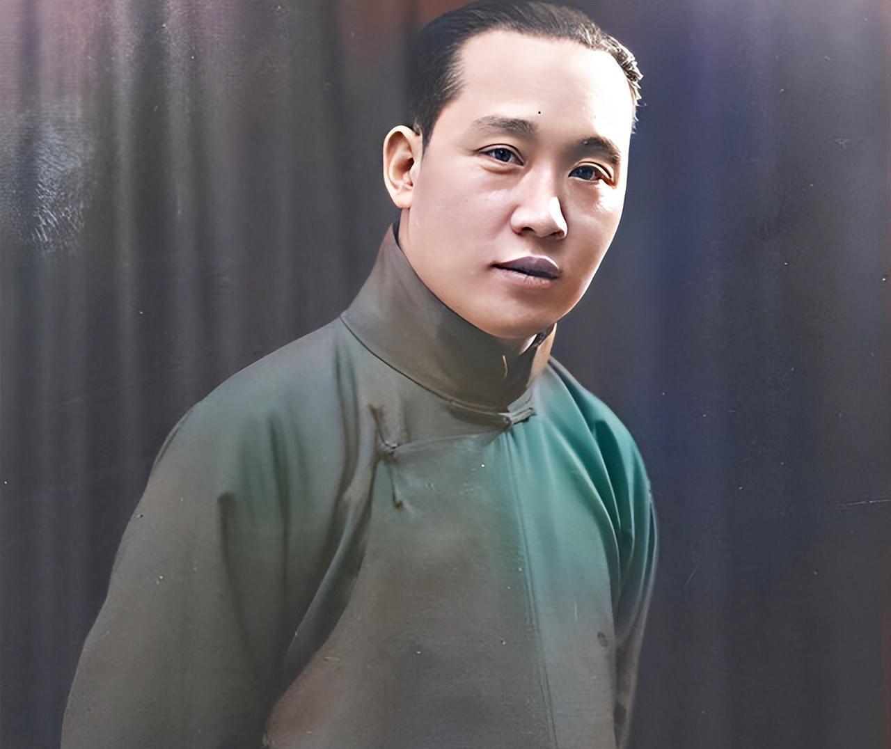 1918年的一天，京剧大师荀慧生新婚进入洞房。揭开新娘的盖头不禁吓一跳：“新娘怎