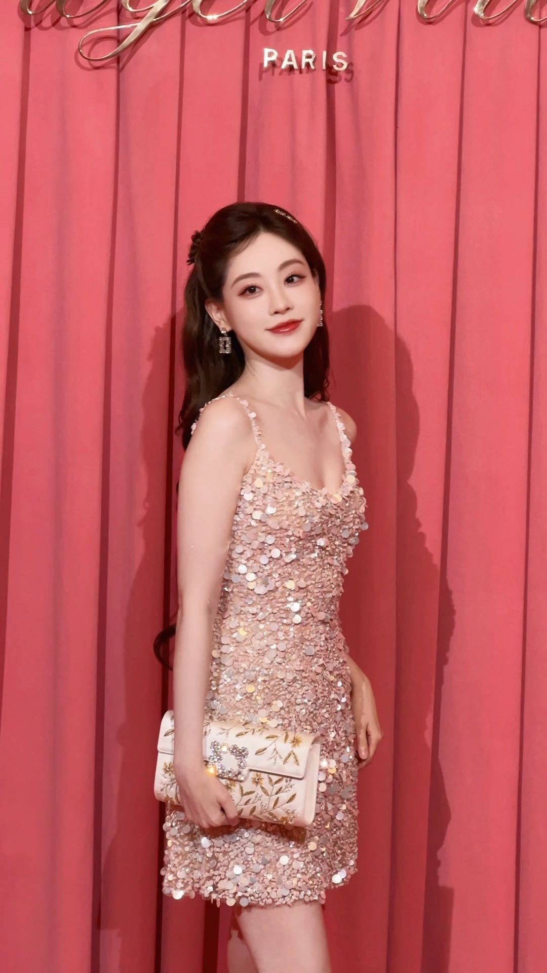 祝绪丹今天完全是千金大小姐来的祝绪丹把贵气感拿捏得恰到好处，碎光亮片裙衬得她明艳