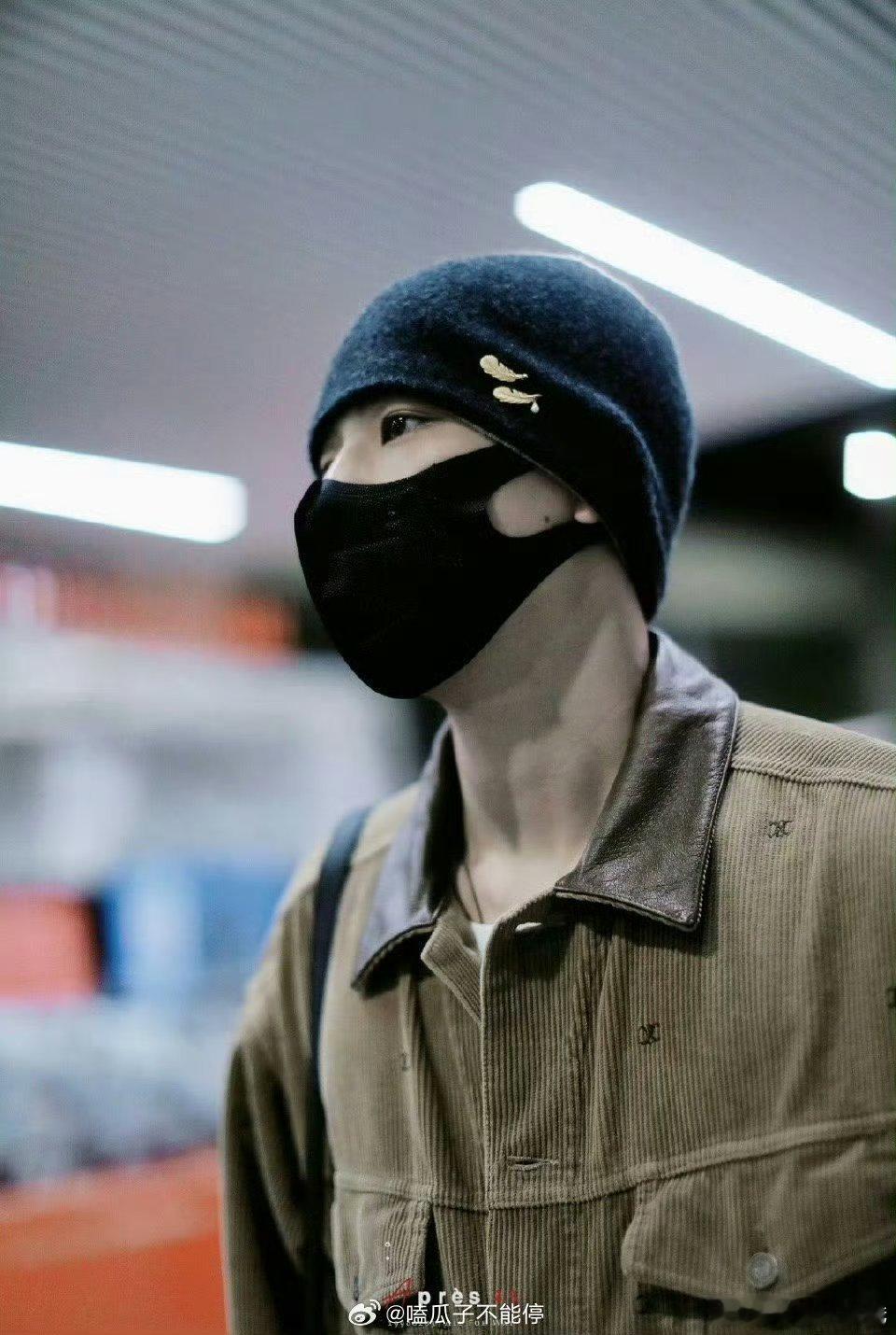 陈飞宇 王安宇 抵达巴黎  两位帅哥商量好的嘛 一个只漏眼睛 一个只遮眼睛 ​​
