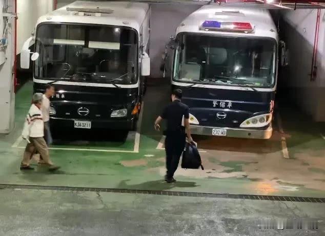 李文宗、朱亚虎羁押禁见   上铐坐囚车押往台北看守所

柯文哲大帐房的前市长办公