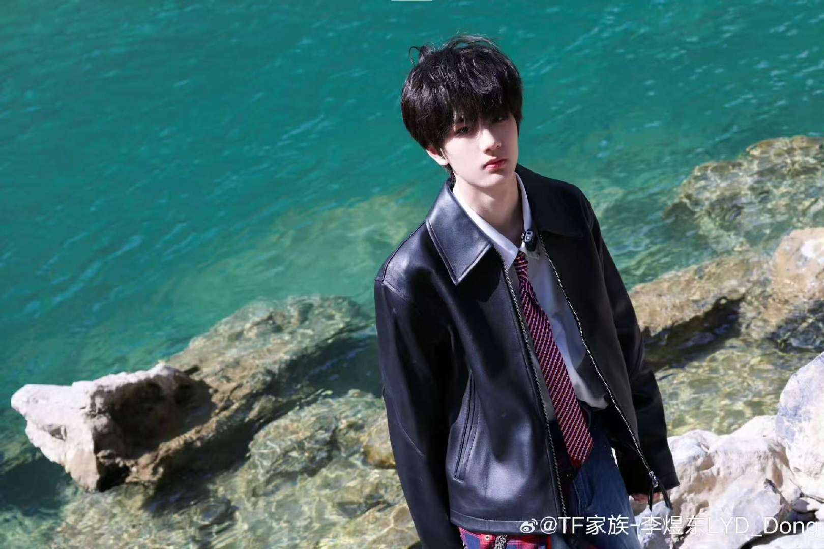 李煜东黑色皮衣 李煜东去老家拍摄真的很开心 李煜东黑色皮衣真的好帅啊 