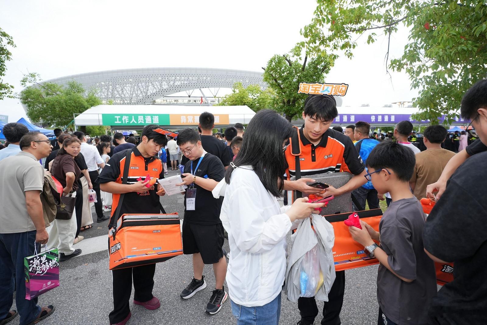 苏超泰州超大tifo夯爆了 球迷忙着搭建应援阵地，淘闪同步补给饮品，双向用心特别