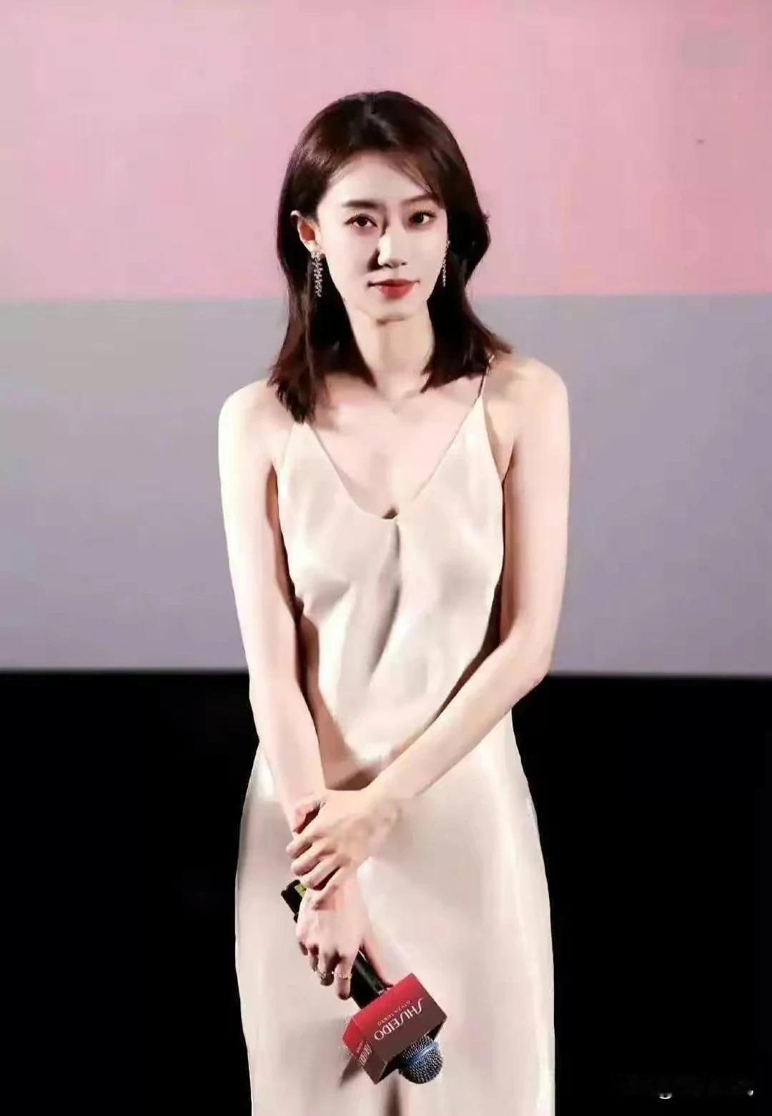 很多网友说张小斐这种美貌与气质，走喜剧路线可惜了，说她就应该走偶像及文艺女主的人