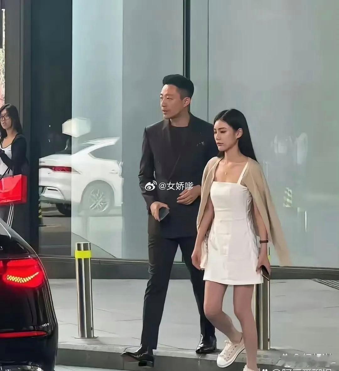 八成是那个包没买成，又闹脾气了。 