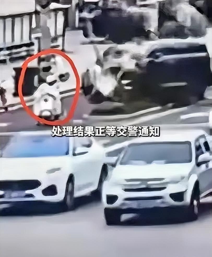 6月20日，安徽广德一女子驾驶一台腾势D9车重3吨汽车，在一处的十字路口右转时失