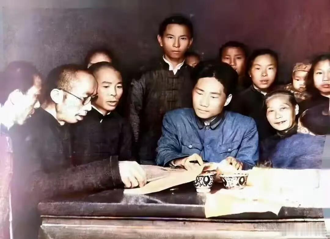 仔细看这张照片，毛岸英和伟人气质有相似！一代伟人永远在人民的心中 历史老照片