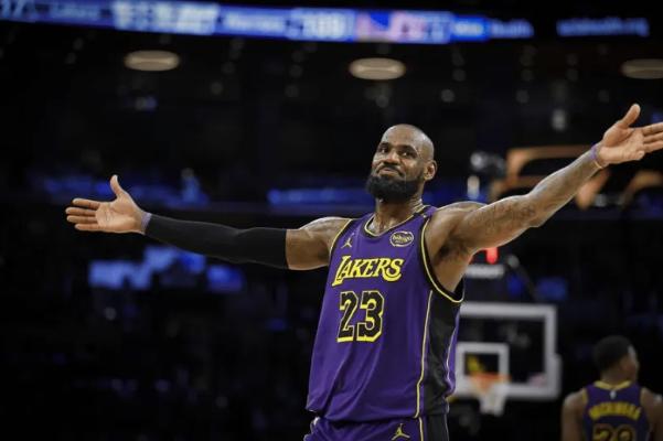 詹姆斯将在本赛季再度两次打破NBA的历史，并达成12000次助攻和篮板的成就。从