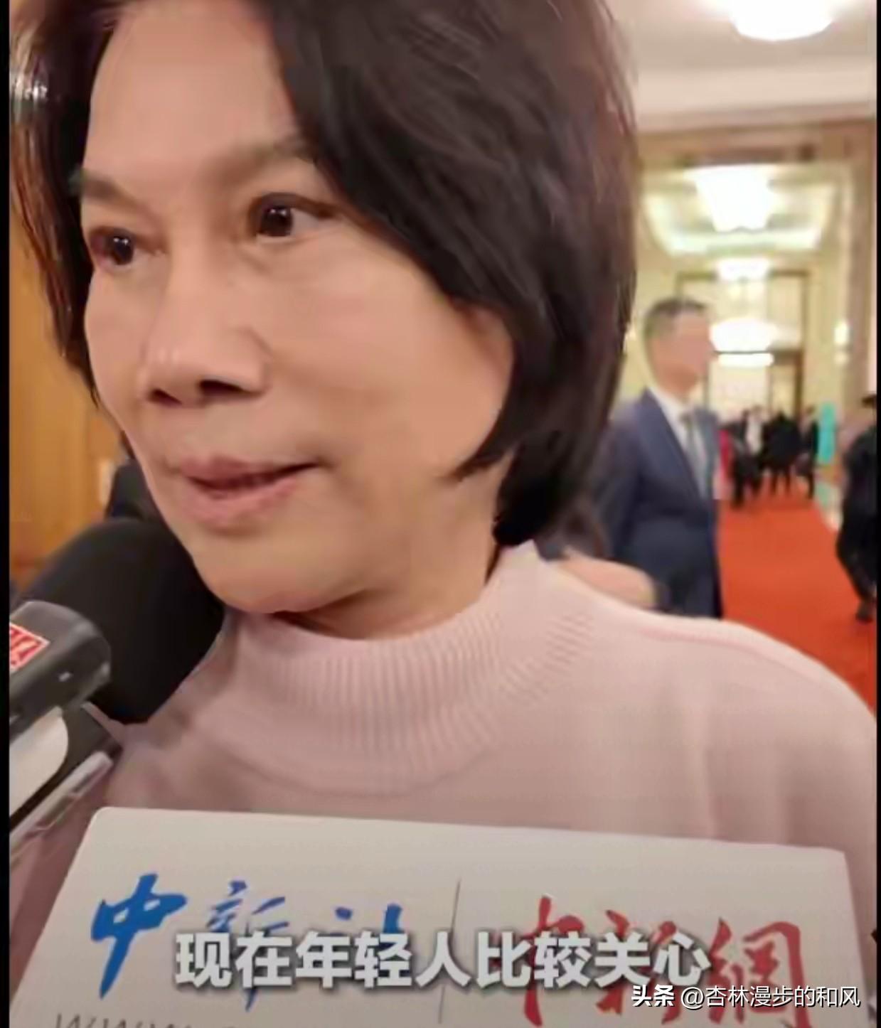 董明珠两会上就说了几句话，雷军看了都得愣一下

董明珠今年两会没放狠话，也没怼人