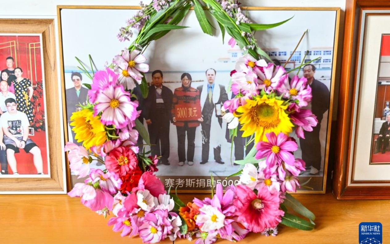 一罐沙，七秒钟

2026年8月23日，内蒙古鄂尔多斯伊金霍洛国际机场。

殷玉