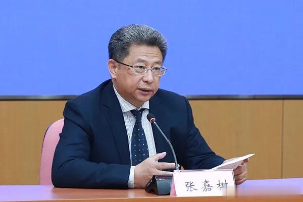 张嘉树貌似应该主动辞去大连足球球迷协会会长职务了！张大会长，听听赛后上千名大连球