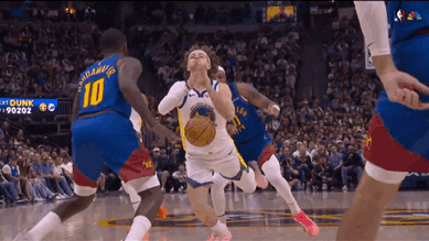 乖乖，都学会了，拜谁所赐呢？
有肢体接触，但没那么夸张。