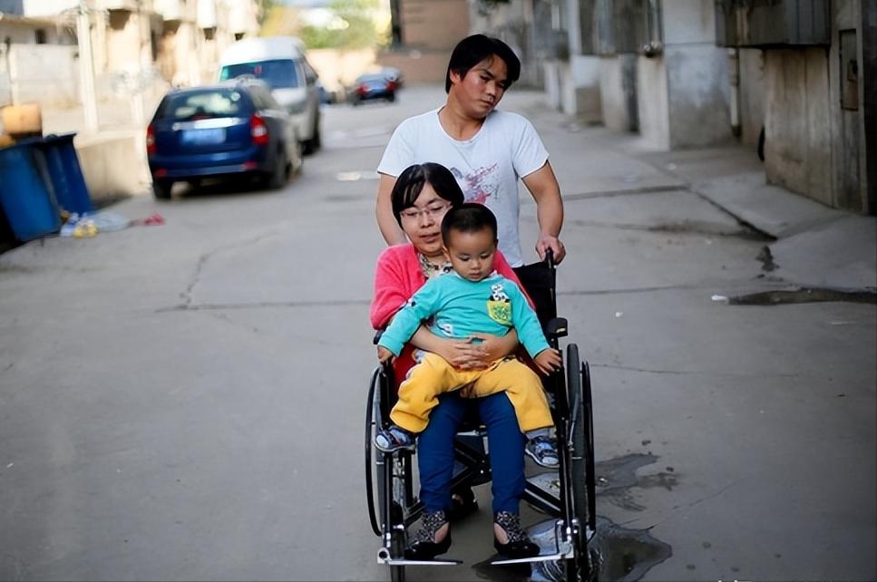 [微风]2011年，江西一男子不顾家人反对，娶瘫痪女子。新婚夜前夕，岳母支走宾客