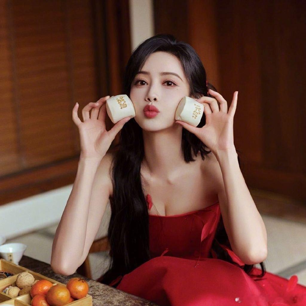 孟子义连跨年海报都在饭撒 孟姐的海报从每个细节都展现了她对粉丝的关心，这份贴心感