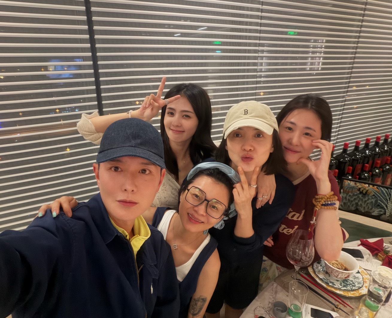 🍍这句话说的挺对的，物以类聚…想快速了解一个人，只需要看她私下能和谁玩一起就行
