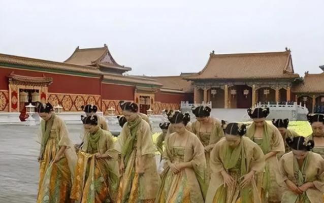 1420年，朱棣将3000宫女处刑，行刑前，他亲临现场，一位宫女熬不住刑，对朱棣