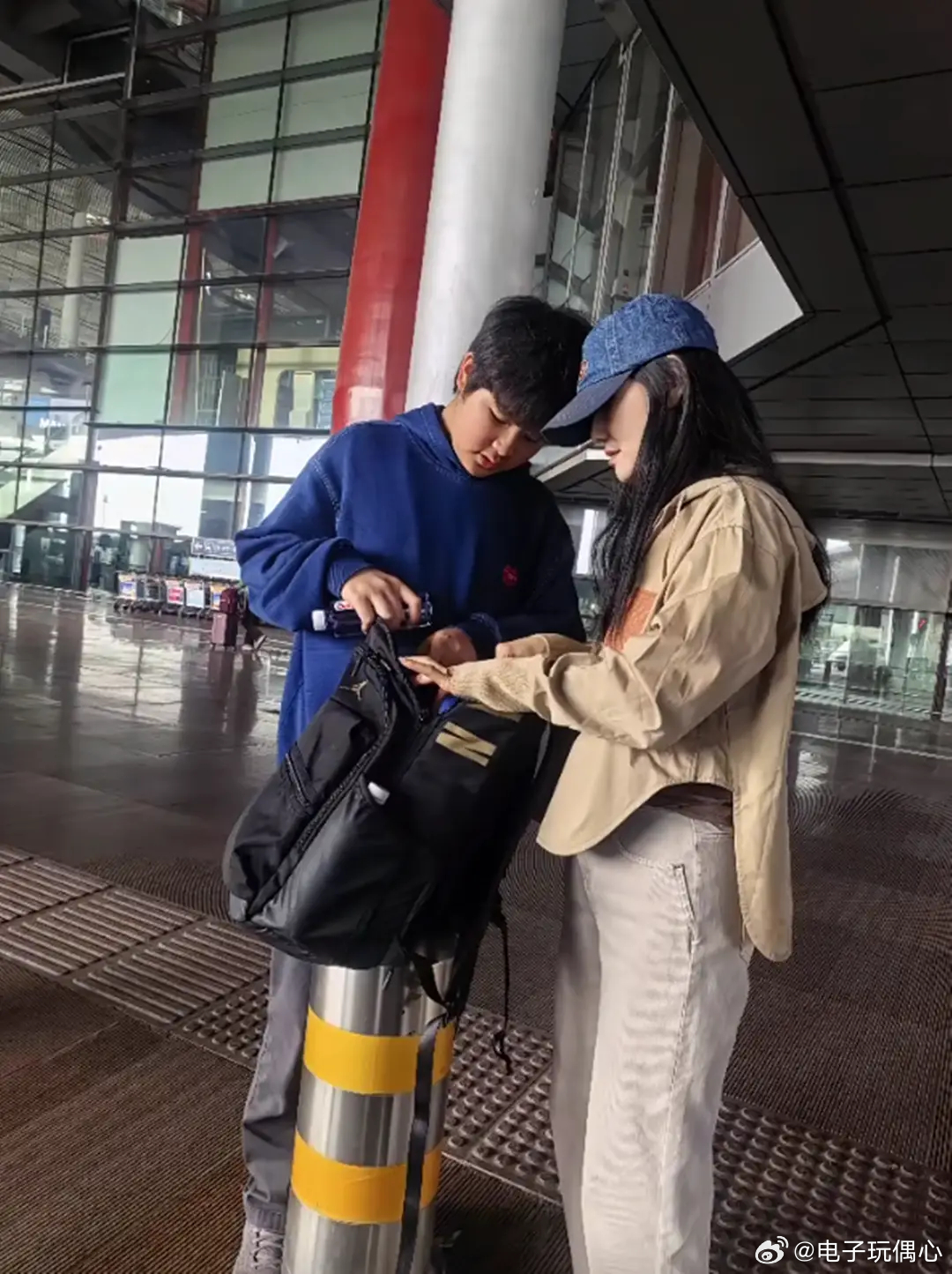 胡可一家现身机场，鱼儿瘦了有10斤开始变帅，安吉越来越有爱豆范 