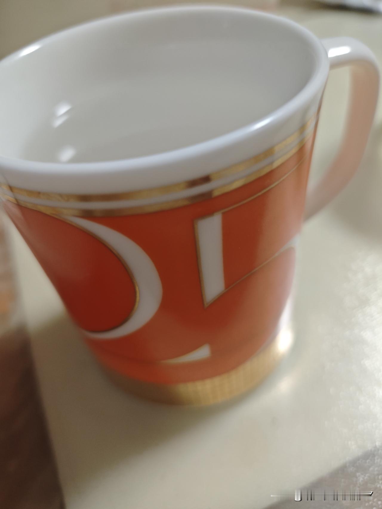 今天，孩子爸说我喜新厌旧得到报应了。

春节的时候，女儿带回来两个陶瓷杯子，是她