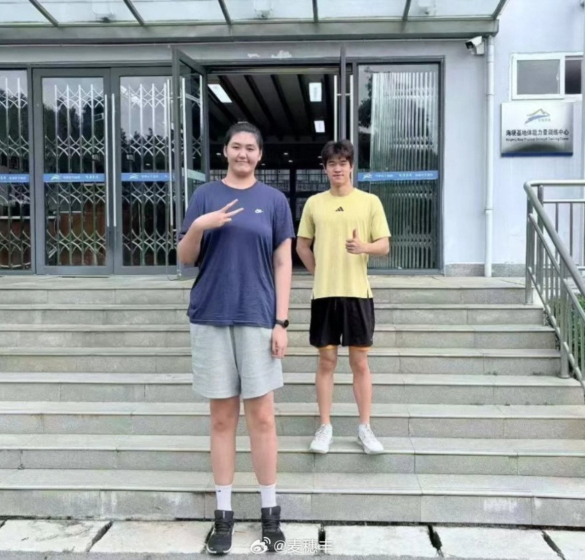 其实潘展乐的身高已经有192公分，比我还高2公分，但是站在226公分的张子宇身边