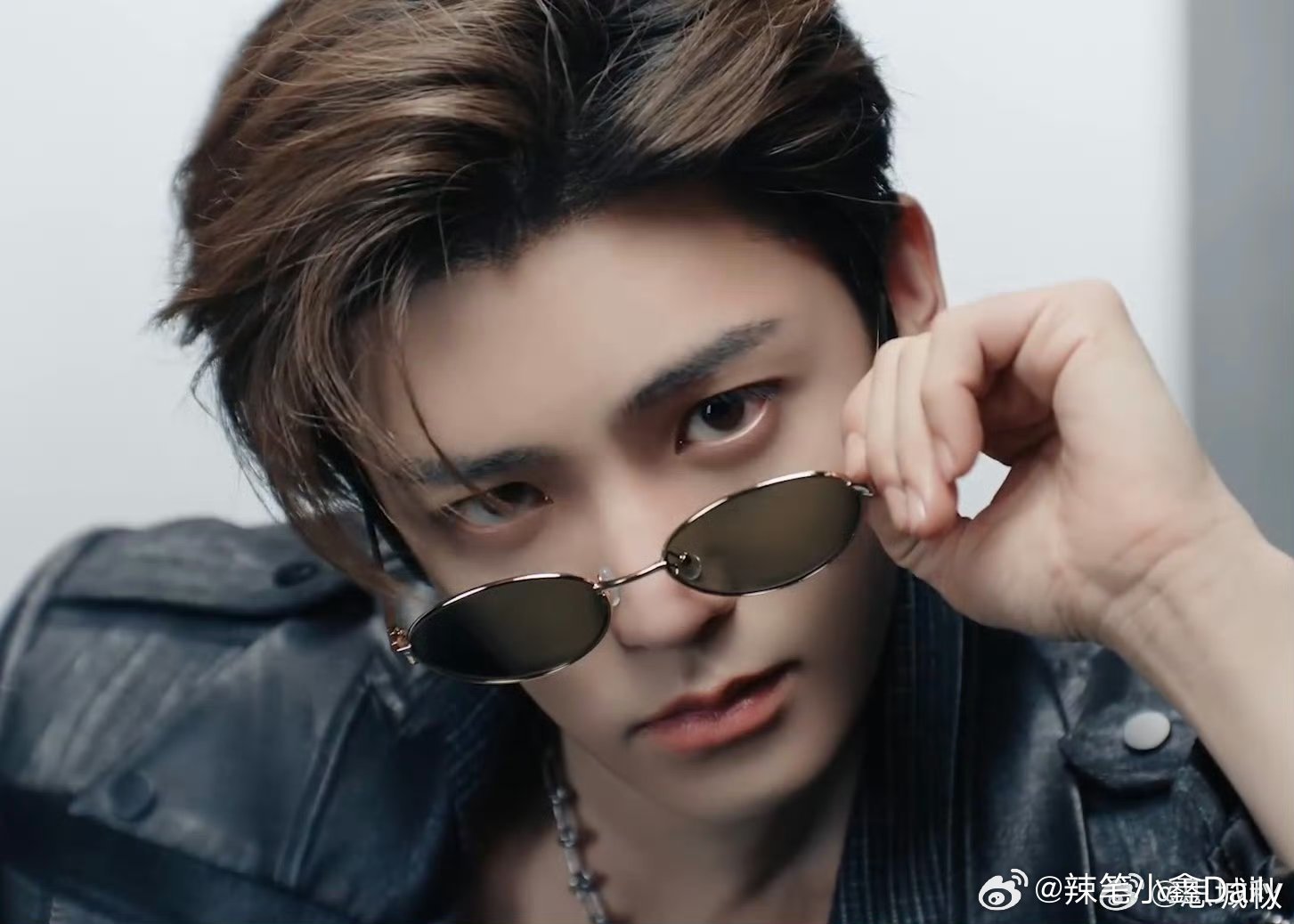 影视寒冬真的不寒侯明昊，19个商务还在持续增加中，新剧《碧血蝉》还没杀青 《攻玉