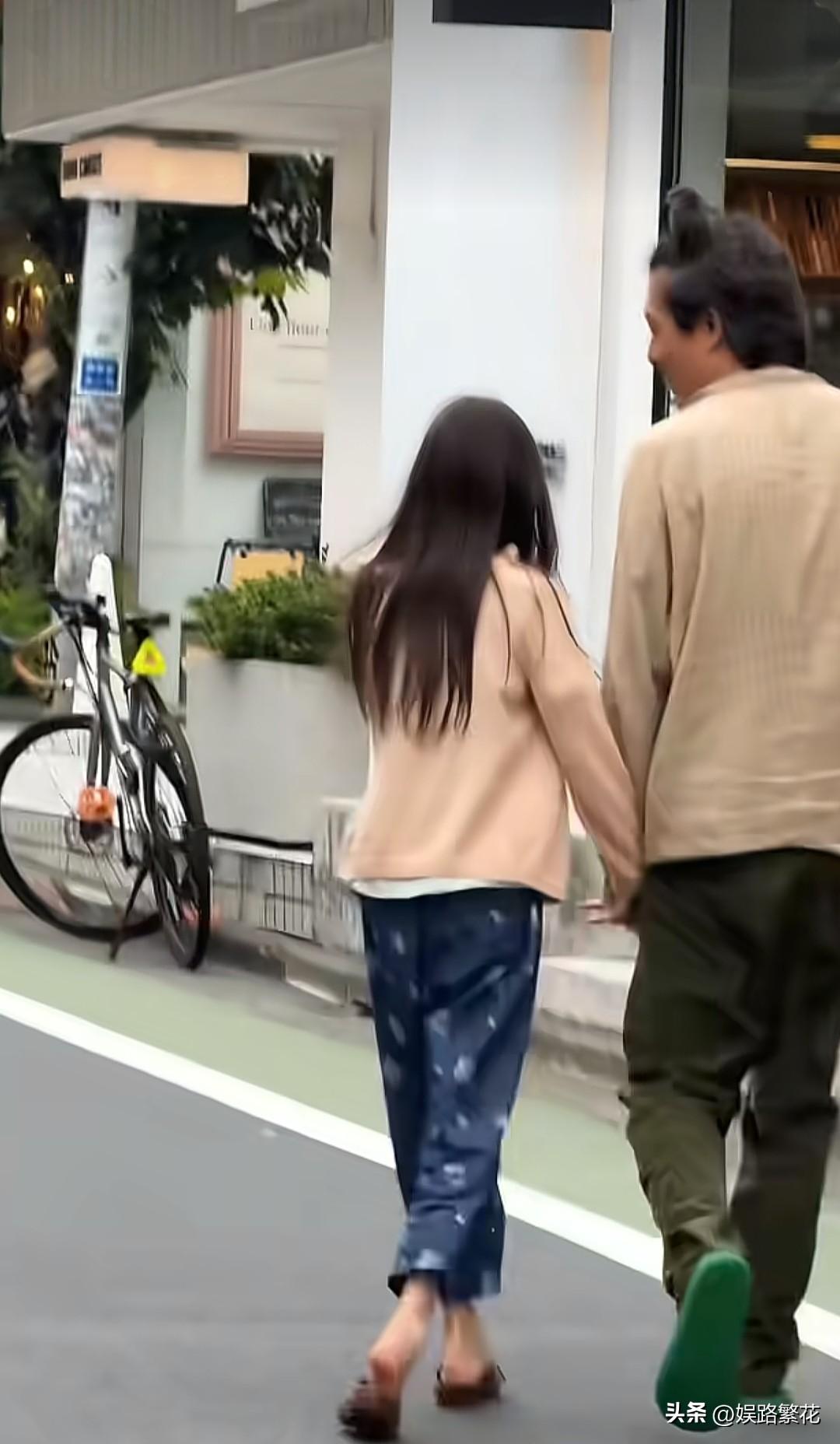 近日，有网友在东京表参道街头偶遇陈冠希牵着女儿出门逛街。陈冠希丝毫没有往日明星的