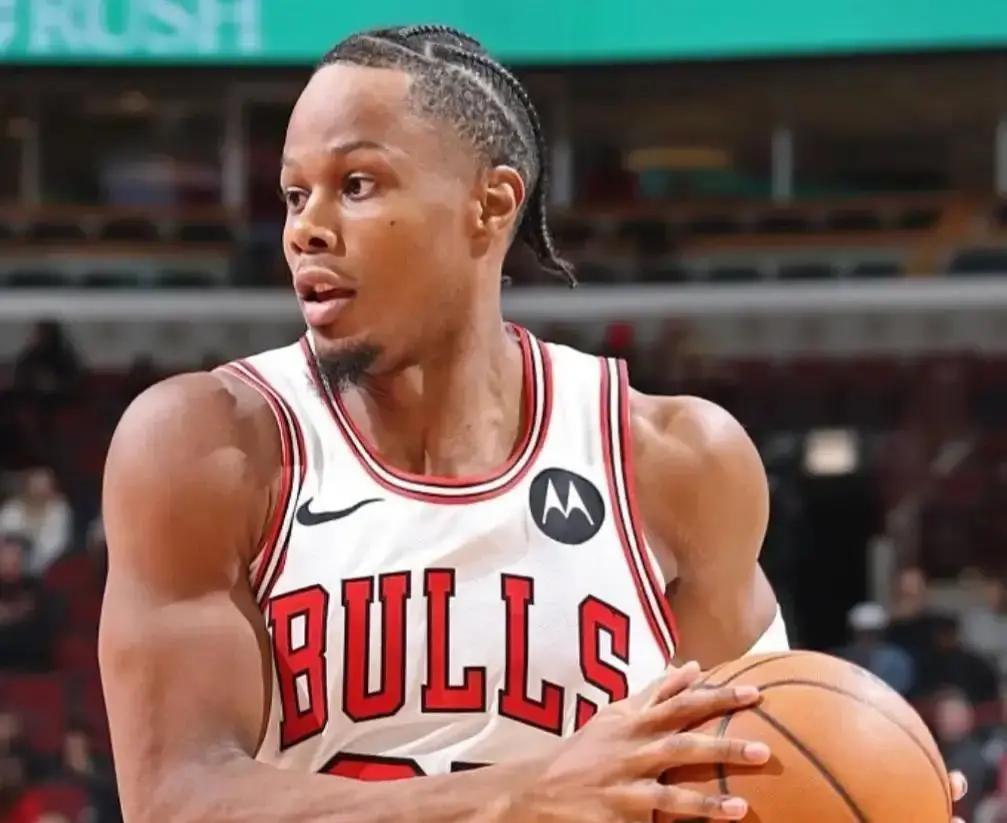 火箭关电话的那一刻，联盟里很多人还没反应过来。芝加哥开价一个首轮，别的队直接挂线