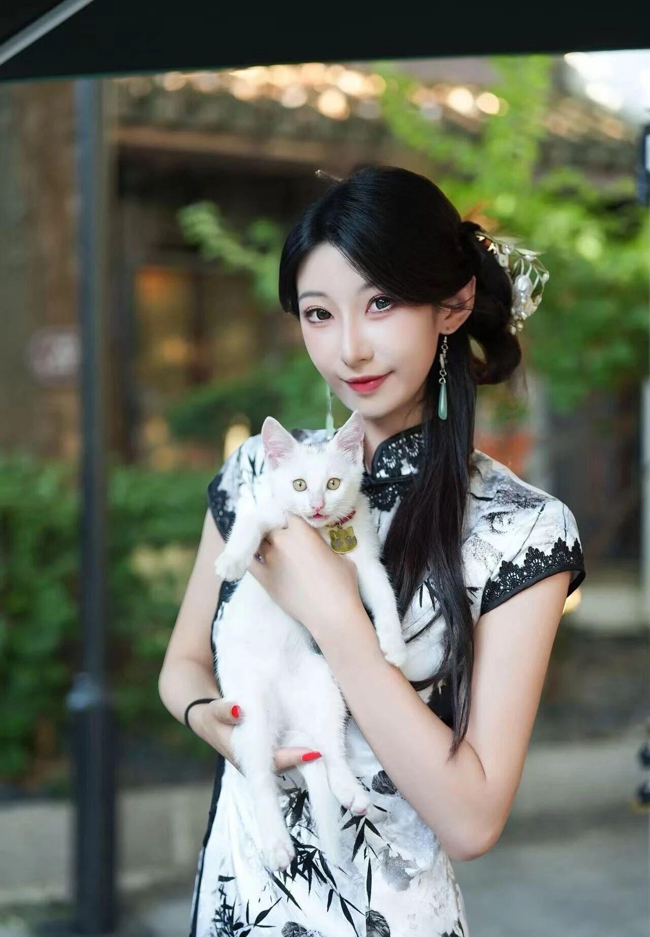 你身着一袭水墨丹青的旗袍，宛若从古画中款款走来的仙子，风姿绰约，气韵天成。那黑白