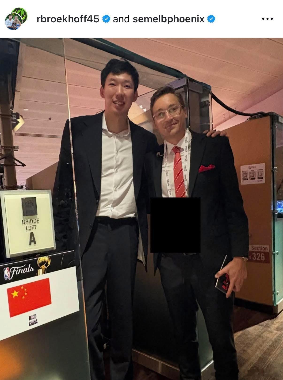在转播G4的直播间，两名东南凤凰老队友见面了中国篮球NBA