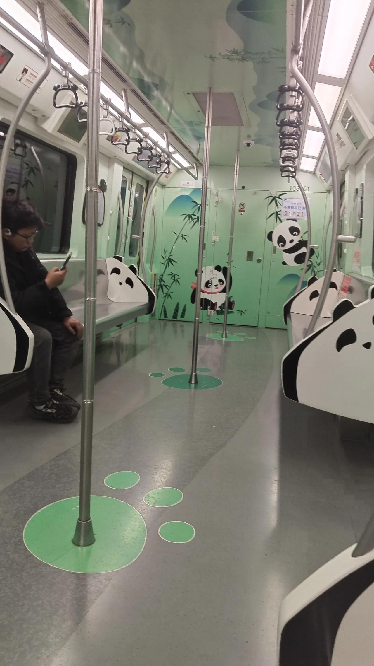 这样可爱的地铁你想坐吗？
坐过无数大都市的地铁，真没看见如此萌萌哒的地铁，让人身