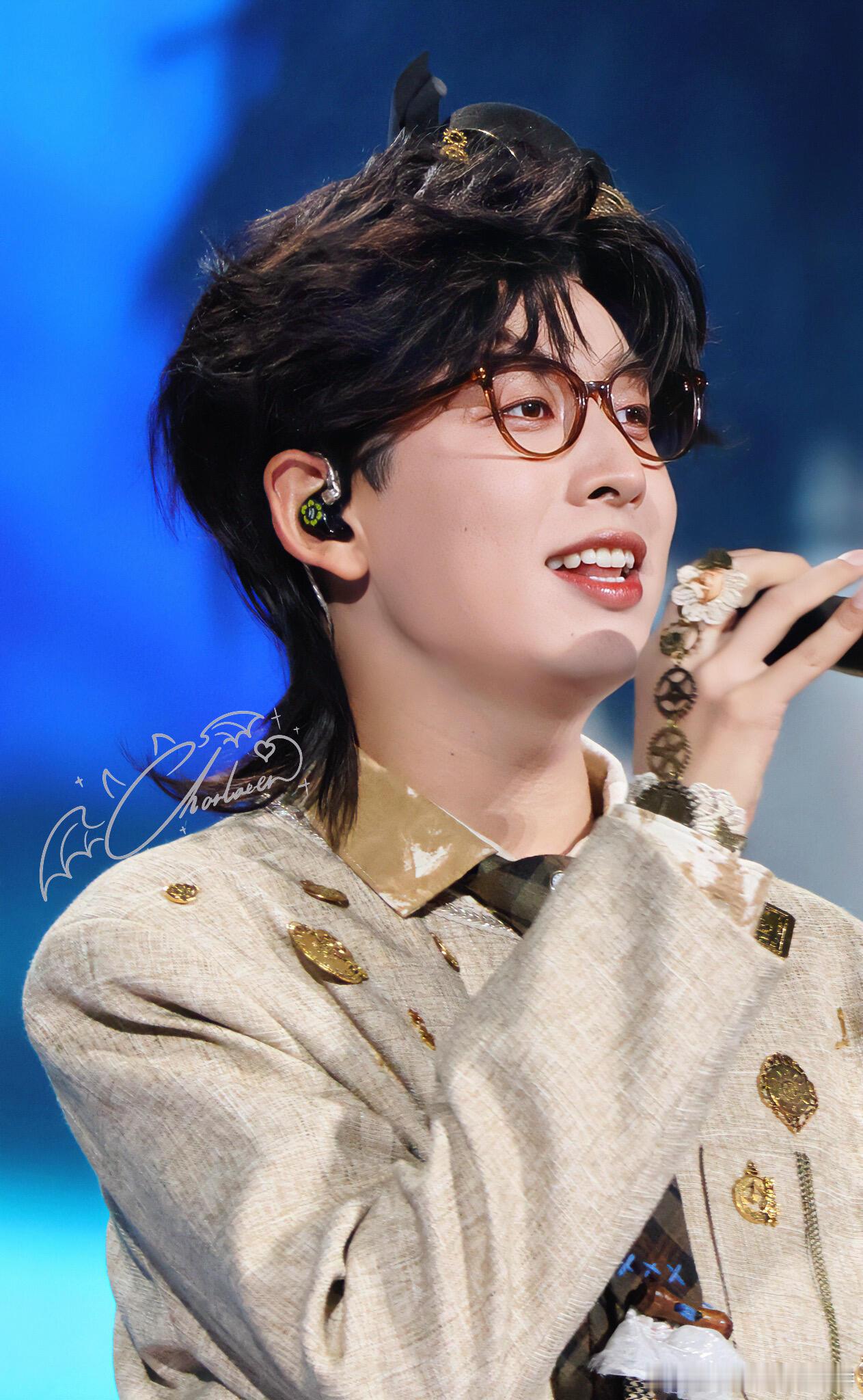 齐思钧新歌也叫喂你好吗齐思钧在哪学的唱歌事业双丰收！齐思钧一边发行暖心书籍，一边