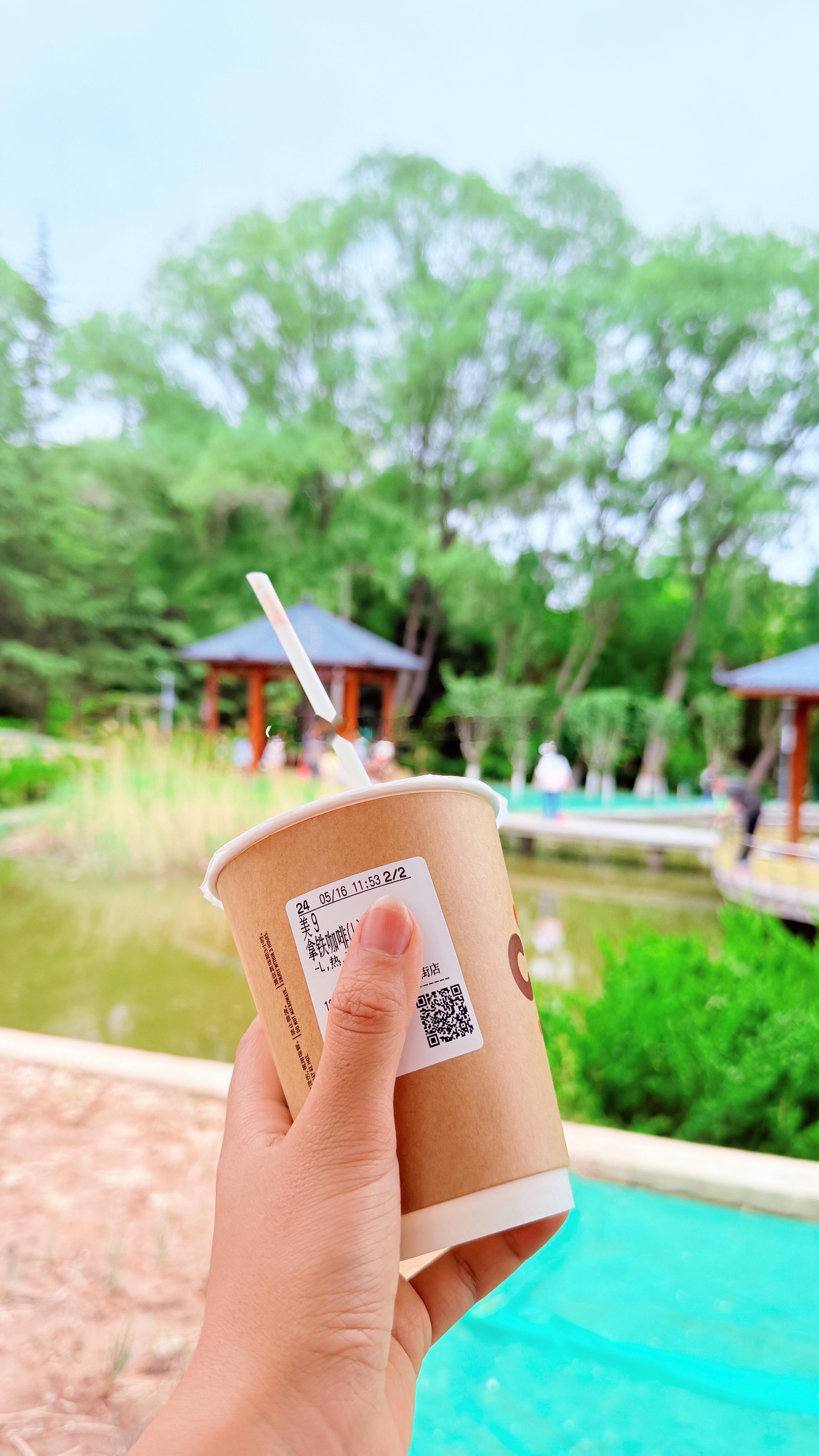 一个很好的解压方法周末公园散步，带点水、水果、零食，帐篷桌椅什么的。在公园可以呆