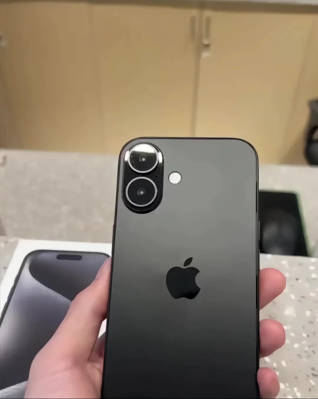 这iPhone16的机模看着已经挺像回事的了[喵喵] ​​​