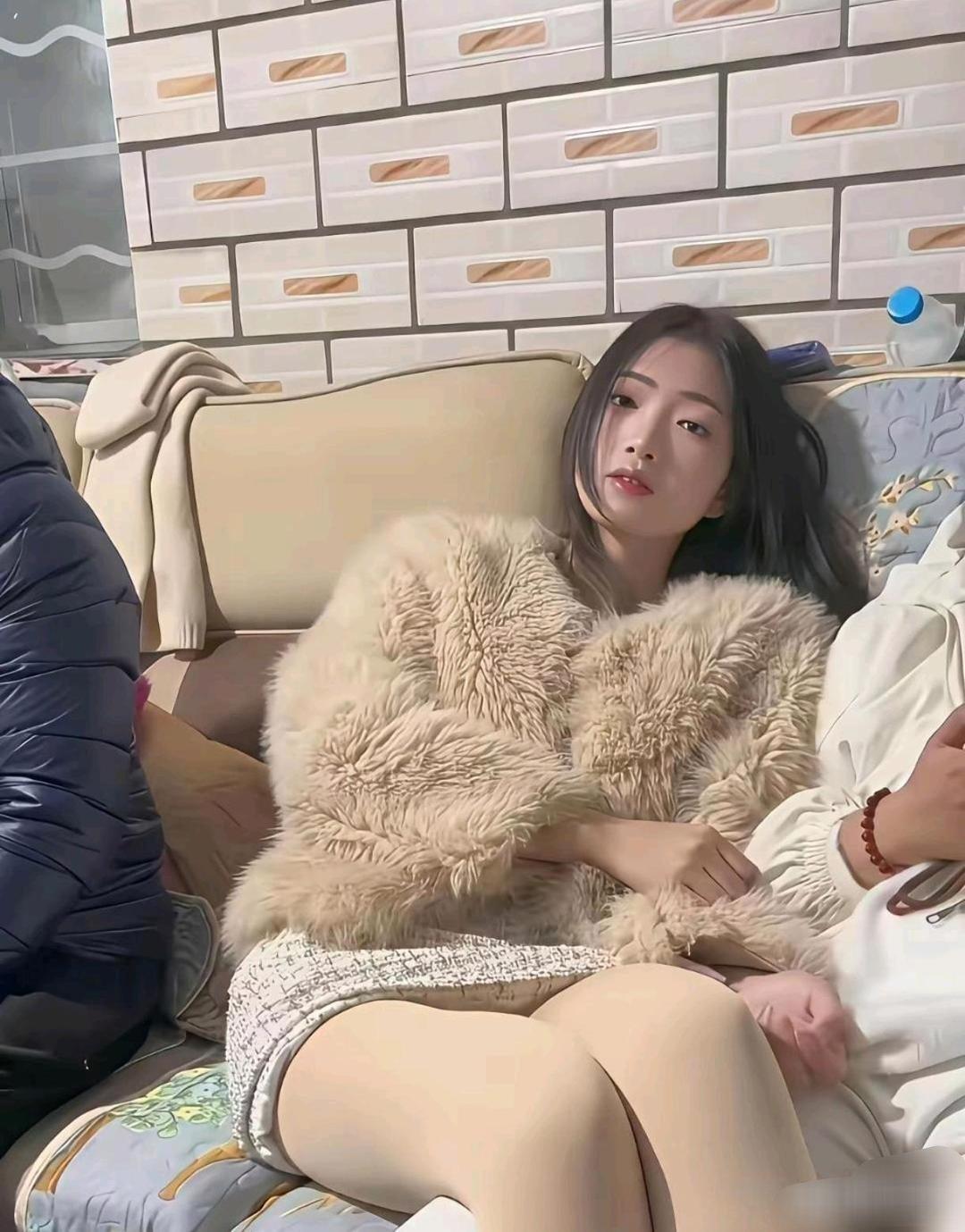 明明才上大学，怎么就这么成熟，是不是现在的小孩都是这样比较成熟的。以前刚上大学的