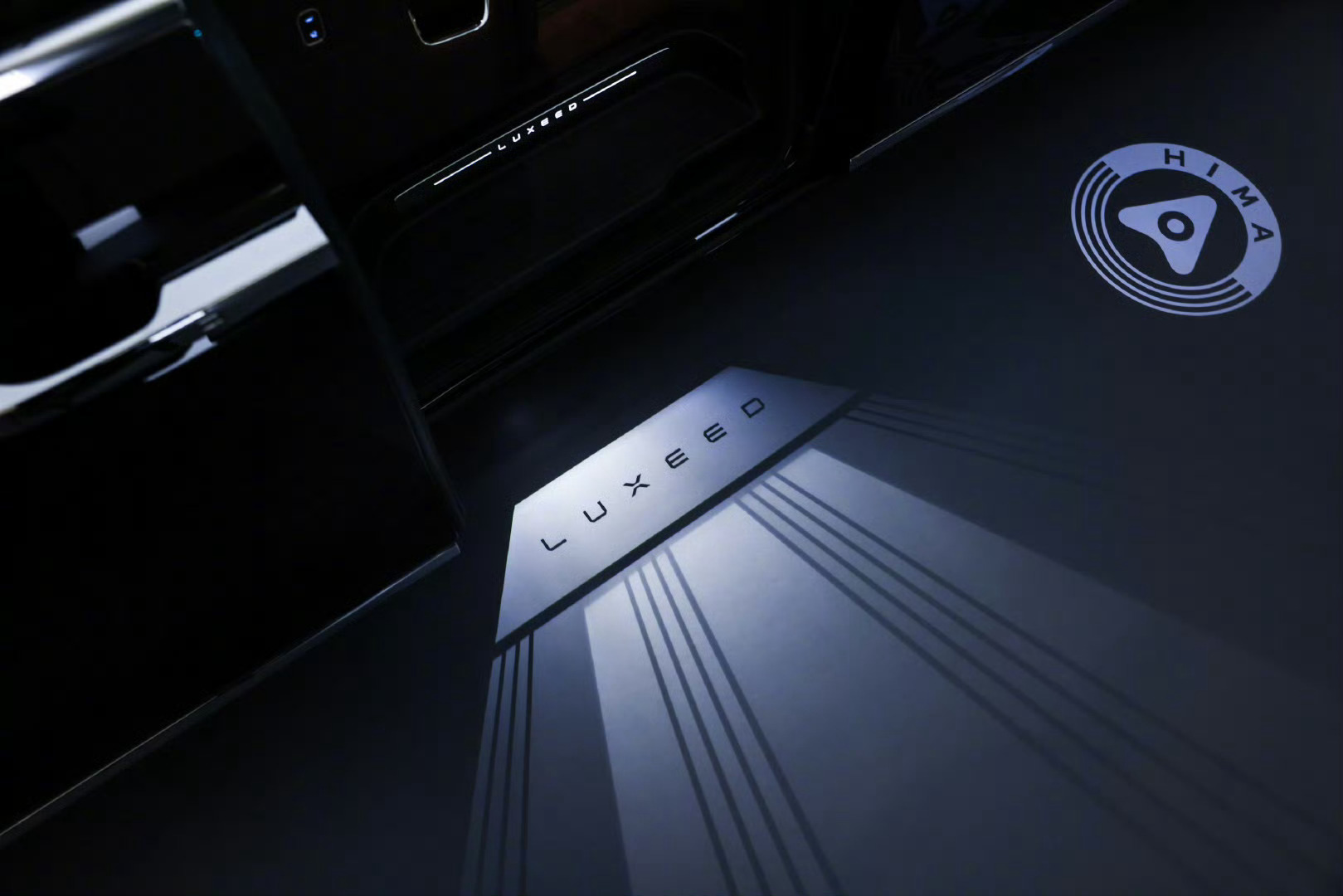 鸿蒙智行智界V9上市发布会 极致舒适臻享豪华，跨代领先科技车皇，全维安全重塑标准