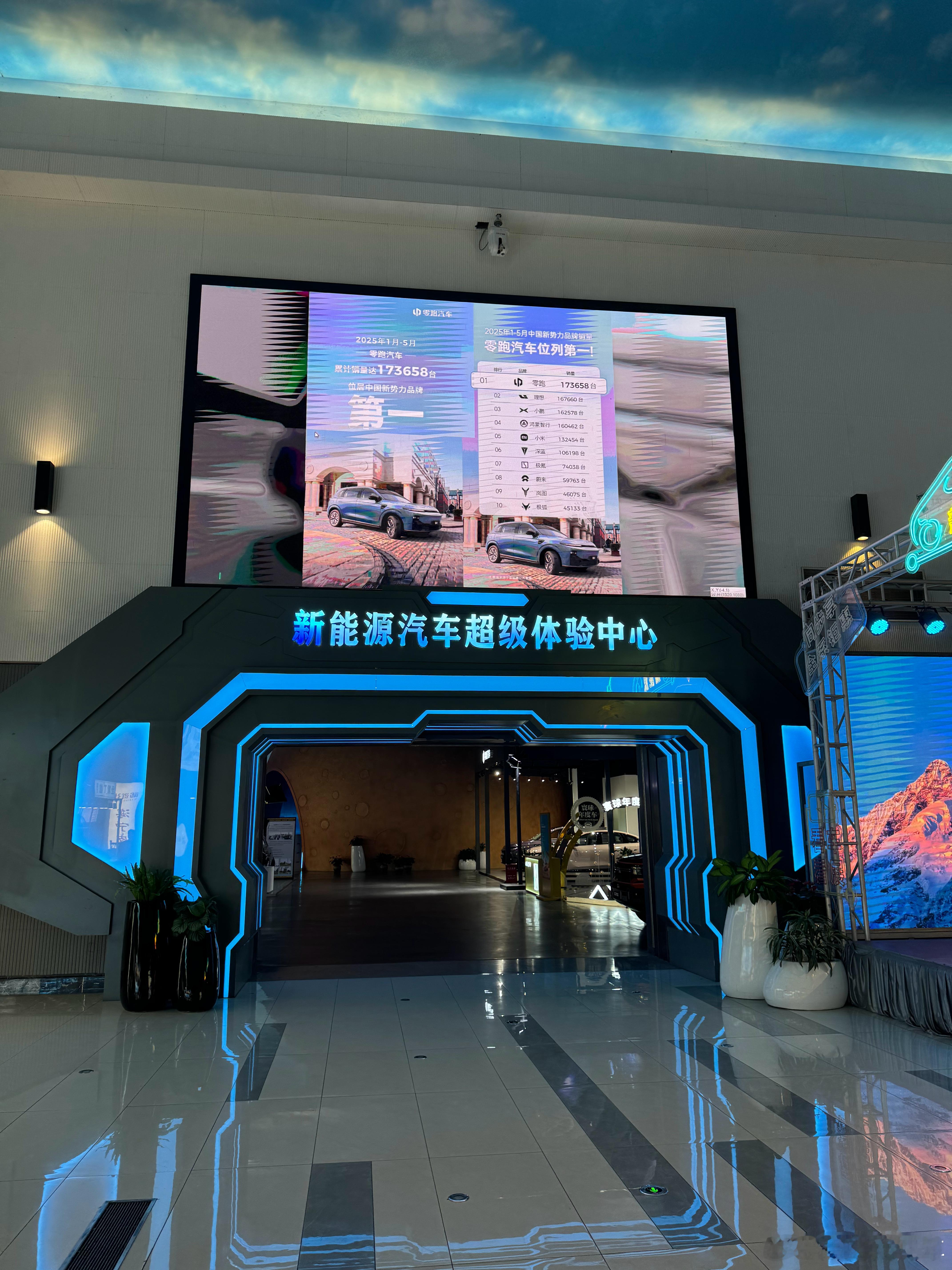 大家猜猜阳澄湖服务区有多少个汽车品牌展厅。