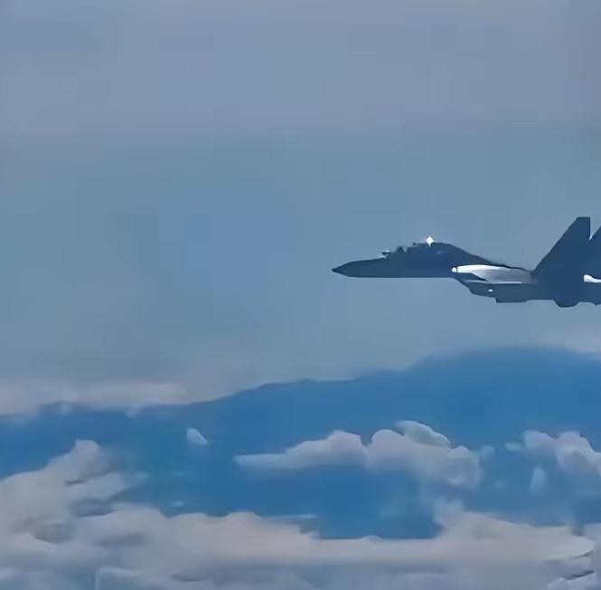 解放军这次不演了，直接掀翻台湾这张无理取闹的桌子！

台岛东部上空，电台里吵得正