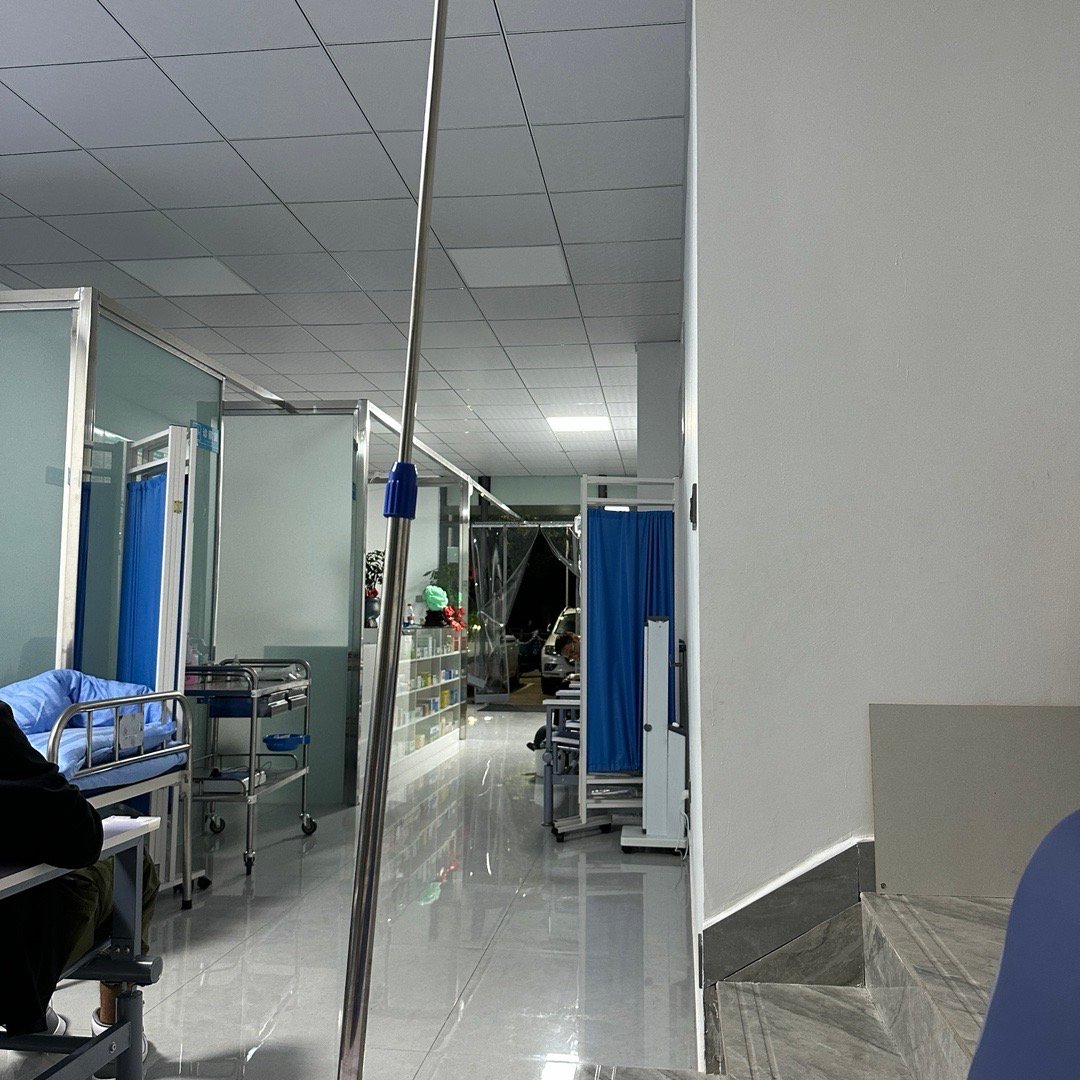 去人民医院急诊医生说太忙了，开了药单，让我自己去诊所打点滴。回小区门口的小诊所打