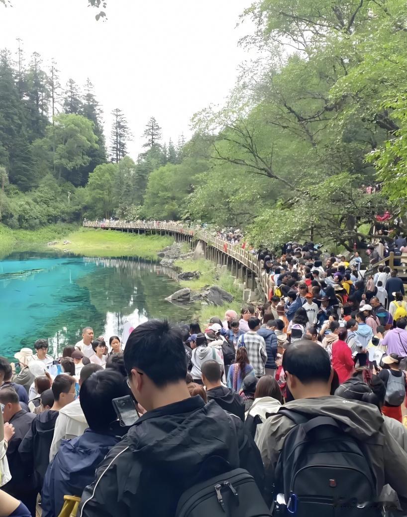 凌晨出发避拥堵，数据预测引争议，国庆自驾的秘密战？.
有个朋友国庆前半夜开车上高