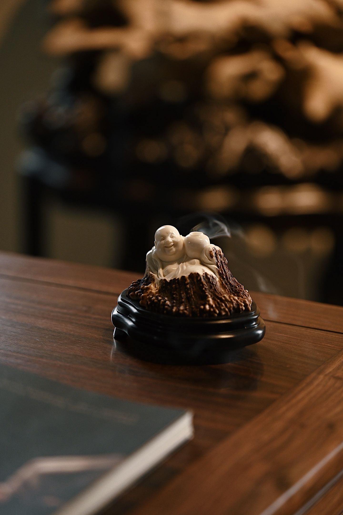 鹿角 | 欢喜弥勒 香炉料质清润，雕刻弥勒笑意盈盈，手持葫芦，焚香葫芦出烟，一派